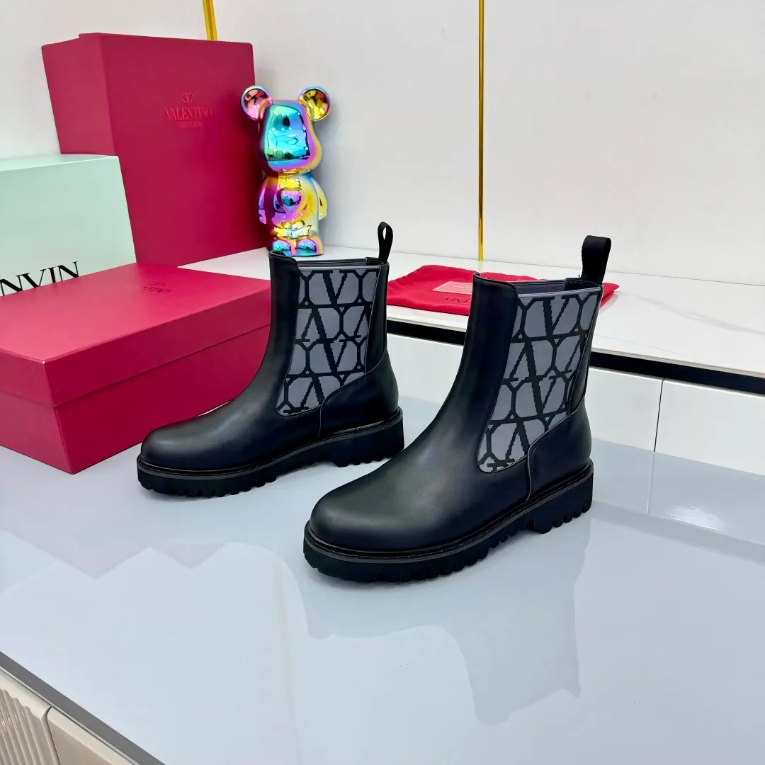 👟👟Ex-factory price 620👟👟 Valentino. Valentino counter’s latest series of V-style short boots with rivets and metal elements. The upper foot is luxurious and gorgeous. The details are perfect. Exquisite and durable. Can be matched with beautiful clothing in spring, summer, autumn and winter. Fabric: Original customized calfskin upper with metal plating brand exclusive rivet buckle that will never oxidize and fade. Original cowhide lining. Feet. Original molded Logo wear-resistant velvet rubber combination outsole. SIZE: 35 to 40. (41 can be customized and cannot be returned or exchanged) Equipped with original packaging at the counter!
